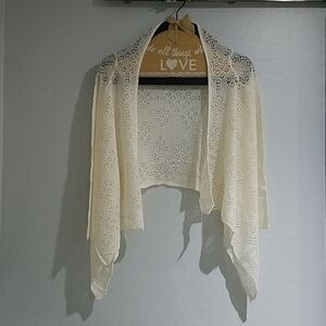 CREAM KNIT SHAWL NWOT ROMANTIC FEMININE LIGHTWEIGHT GIRLY ANGELIC GRANDMA